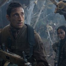 Adrien Brody e Alice Braga in una scena di Predators