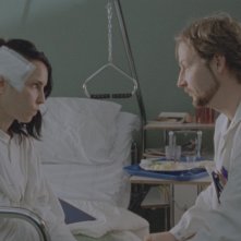 Lisbeth (Noomi Rapace) si ritrova di nuovo davanti ai medici nel film La regina dei castelli di carta