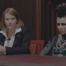 Lisbeth (Noomi Rapace), vittima di una cospirazione nel film La regina dei castelli di carta