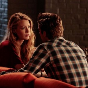 Serena (Blake Lively) parla con Nate (Chace Crawford) in un momento dell'episodio Dr. Strangeloved di Gossip Girl