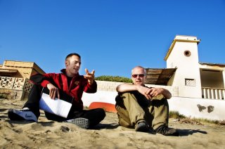 Elio Germano e il regista Daniele Luchetti sul set del film La nostra vita