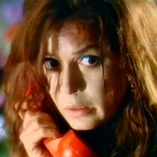 Eva Bartok al telefono in una scena del thriller Sei donne per l'assassino