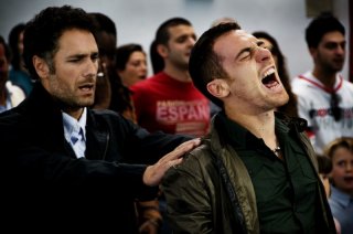 Raoul Bova ed Elio Germano in una scena del film La nostra vita