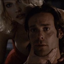 Tricia Helfer con James Callis nel film Battlestar Galactica