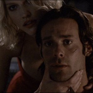 Tricia Helfer con James Callis nel film Battlestar Galactica