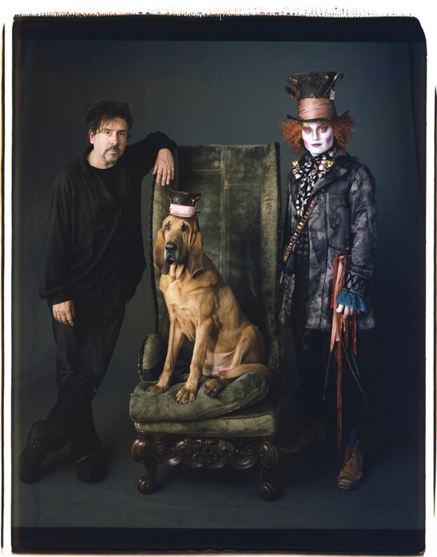 Un Mmagine Promo Di Tim Burton Bloodhound E Johnny Depp Per Il Film Alice In Wonderland 158994