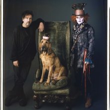 Un'mmagine promo di Tim Burton, Bloodhound e Johnny Depp per il film Alice in Wonderland