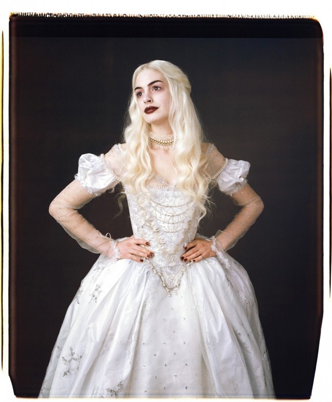 Una Foto Promo Di Anne Hathaway Nel Ruolo Della Regina Bianca Per Il Film Alice In Wonderland 158993