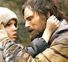 Viggo Mortensen e Kodi Smit-McPhee nel film The Road