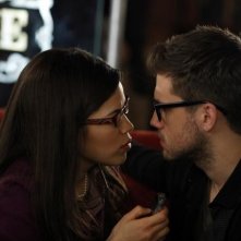 Ugly Betty: America Ferrera ed Aaron Tveit in una scena dell'episodio All the World's a Stage