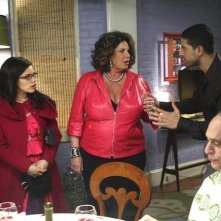 Ugly Betty: America Ferrera, Lainie Kazan ed Adam Rodriguez nell'episodio Fire and Nice