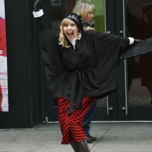 Ugly Betty: Ashley Jensen in una scena dell'episodio London Calling