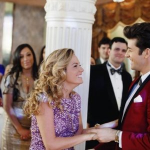 Ugly Betty: Becki Newton e Michael Urie in una scena dell'episodio The Past Presents the Future