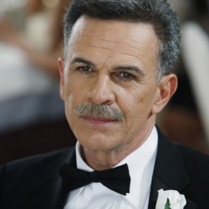 Ugly Betty: Tony Plana nell'episodio The Past Presents the Future