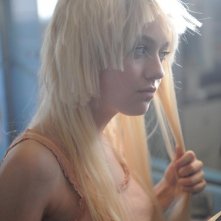 Dakota Fanning (Cheri Currie) pronta a darci un taglio in un momento del film The Runaways