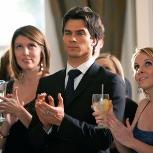 Damon (Ian Somerhalder) applaude le partecipanti a 'Miss Mystic Falls' nell'omonimo episodio di Vampire Diaries