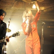Joan Jett (Kristen Stewart) e Cheri Currie (Dakota Fanning) provano assieme nel film The Runaways