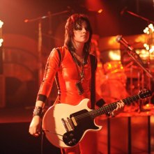 Joan Jett (Kristen Stewart) pronta per esibirsi nel film The Runaways