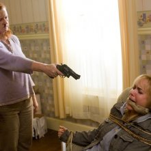 Peggy Hamill (Lisa K. Wyatt) minaccia Judy Dutton Radha Mitchell) nel film The Crazies