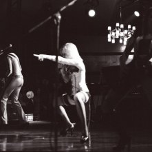 Un'immagine in bianco e nero di una scena del film The Runaways