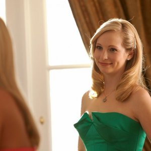 Candice Accola guarda Autumn Dial (di spalle) nell'episodio Miss Mystic Falls di The Vampire Diaries