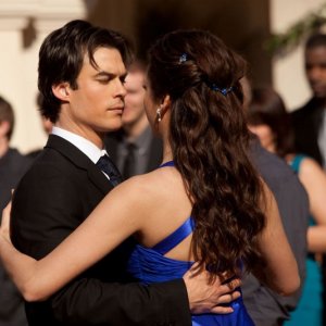 Damon (Ian Somerhalder) ed Elena (Nina Dobrev) danzano assieme nell'episodio Miss Mystic Falls di Vampire Diaries