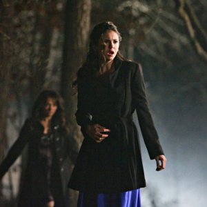 Elena (Nina Dobrev) con alle spalle Bonnie (Katerina Graham) nell'episodio Miss Mystic Falls di The Vampire Diaries