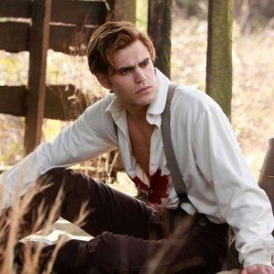 Stefan (Paul Wesley) sporco di sangue nell'episodio Blood Brothers di The Vampire Diaries