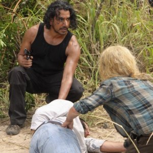Emilie de Ravin e Naveen Andrews nell'episodio The Cadidate di Lost