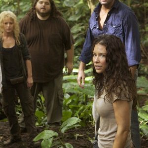 Evangeline Lilly, Emilie de Ravin, Jorge Garcia e Josh Holloway nell'episodio The Cadidate di Lost
