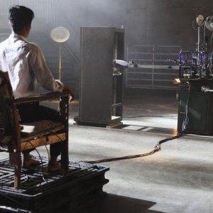 Flashforward: John Cho in una scena dell'episodio The Garden of Forking Paths