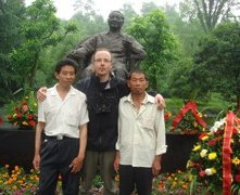 Il fotografo Andreas Seibert con i fratelli Zhou al Deng Xiaoping Memorial nel documentario From Somewhere to Nowhere