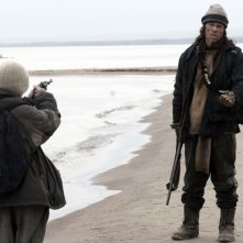 Il piccolo Kodi Smit-McPhee combatte contro un depredatore nel film The Road