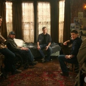 Jared Padalecki, Jim Beaver, Misha Collins, Jensen Ackles e Jake Abel nell'episodio Point of No Return di Supernatural