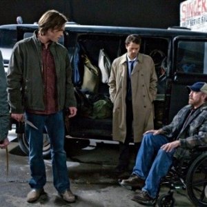 Jensen Ackles, Jared Padalecki, Misha Collins e Jim Beaver nell'episodio Two Minutes to Midnight di Supernatural