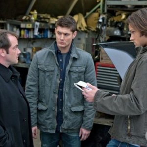 Jensen Ackles, Mark Sheppard e Jared Padalecki in una scena dell'episodio Two Minutes to Midnight di Supernatural