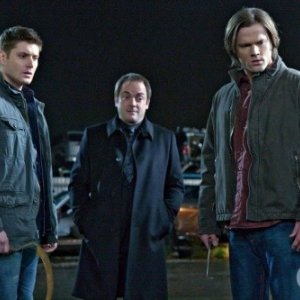 Jensen Ackles, Mark Sheppard e Jared Padalecki nell'episodio Two Minutes to Midnight di Supernatural