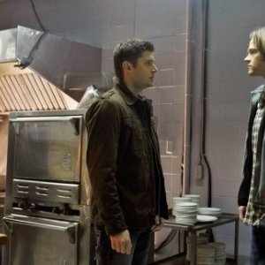 King Lau, Jared Padalecki e Jensen Ackles in una scena dell'episodio Hammer of the Gods di Supernatural