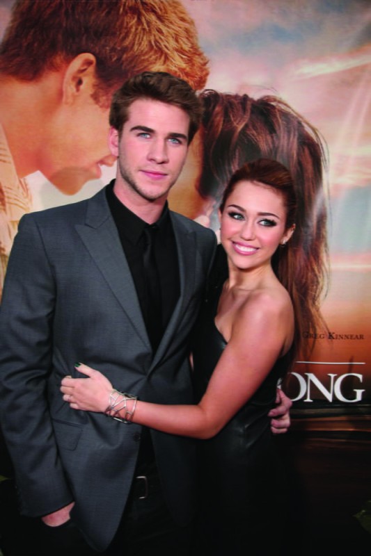 Liam Hemsworth Con Miley Cyrus Alla Premiere Del Film The Last Song All Arclight Theater Di Hollywood 159383
