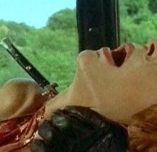 Maria Fabbri assassinata in una scena del thriller Semaforo Rosso (Cani arrabbiati)