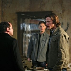 Mark Sheppard, Jared Padalecki e Jensen Ackles nell'episodio The Devil You Know di Supernatural