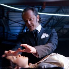 Maxwell Lord (guest star Gil Bellows) usa il suo potere su Lois (Erica Durance) nell'episodio Charade di Smallville