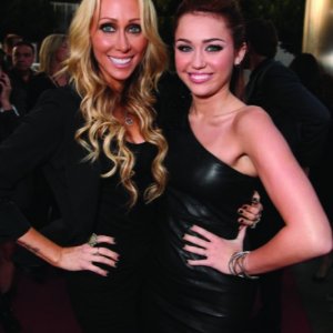 Miley Cyrus e sua madre Tish Cyrus alla première del film The Last Song all'ArcLight theater di Hollywood