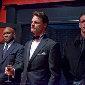 Raymond Sacks (guest star Dylan Neal) e le sue guardie del corpo nell'episodio Charade di Smallville