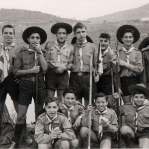 Un giovanissimo Ciro Ippolito con il suo gruppo di boy scout