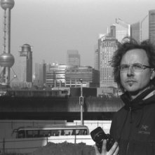Un'immagine del fotografo Andreas Seibert a Shanghai nel documentario From Somewhere to Nowhere