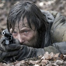 Un intenso primo piano di Viggo Mortensen dal film The Road