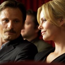 Viggo Mortensen e Charlize Theron in un'immagine del film The Road