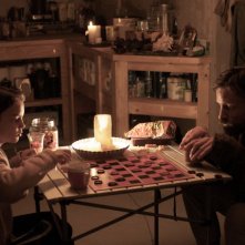 Viggo Mortensen e Kodi Smit-McPhee in un'immagine del film The Road