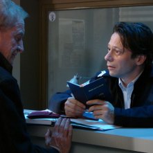 André Dussollier e Mathieu Amalric in una scena del film Gli amori folli